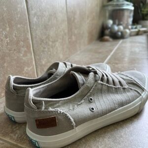 Blowfish Malibu sneaker. 7.5 NWOT. Taupe.